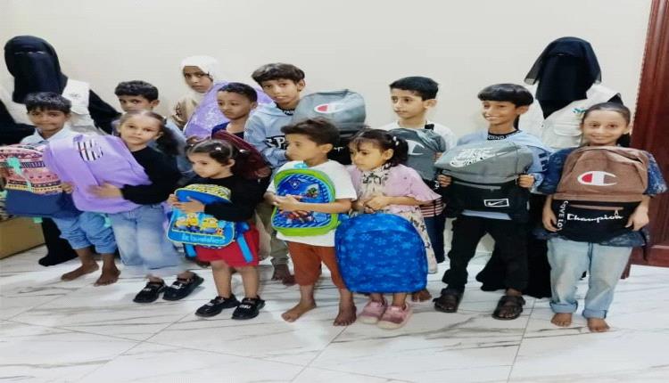 عدن : بدعمٍ من فاعل خير وبمناسبة العام الدراسي الجديد.. مؤسسة الفجر الشبابية للتنمية تدشّن توزيع الحقائب المدرسية