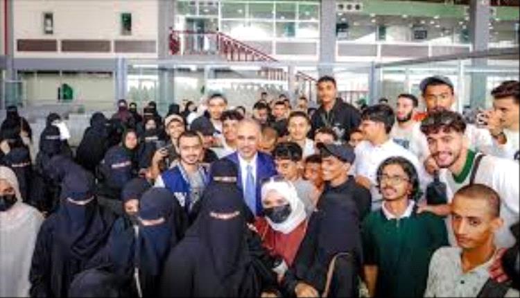 اللواء الزُبيدي يودع 100 طالب من الجنوب متوجهين إلى أبوظبي ضمن المنحة الإماراتية