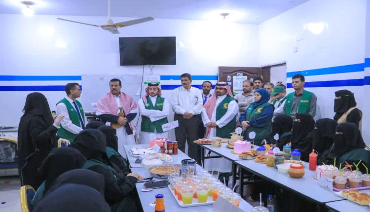 فريق مركز الملك سلمان للإغاثة والأعمال الإنسانية يتفقد سير الدورات المهنية لتأهيل 90 شابة نازحة