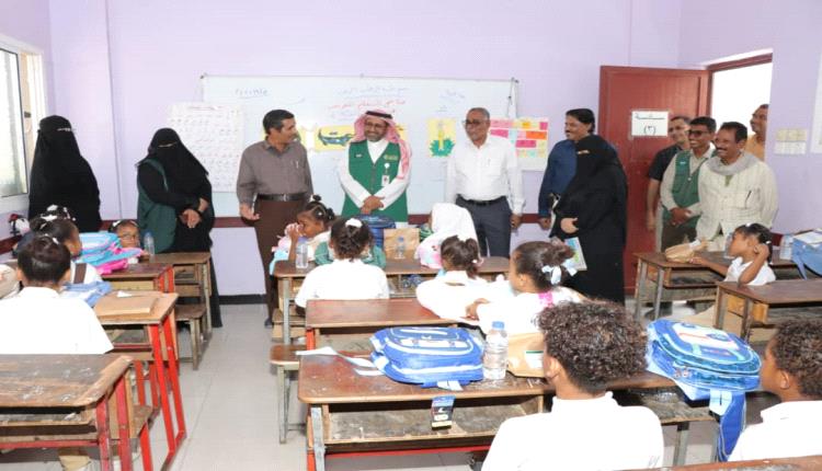 المكلا: مركز الملك سلمان للإغاثة يدشّن توزيع الحقائب المدرسية بساحل حضرموت