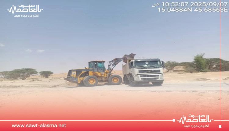 فرق الطرق والجسور تواصل إصلاح أضرار السيول في خط عتق – بيحان