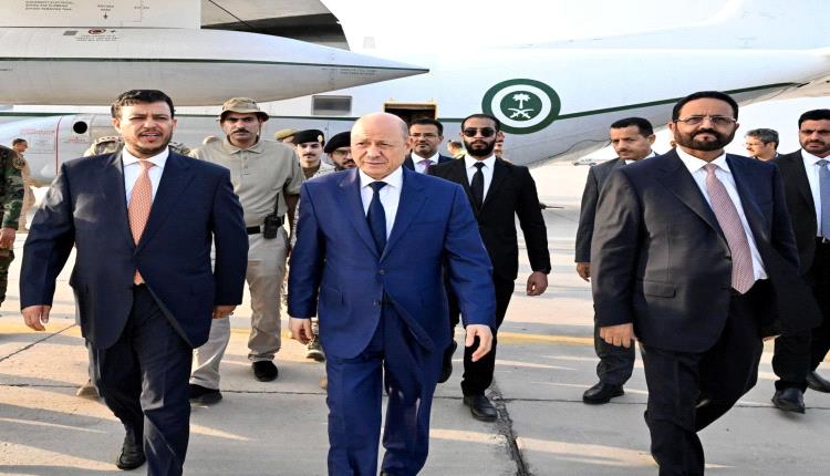 رئيس مجلس القيادة وعضوا المجلس سلطان العرادة وعبدالله العليمي يعودون الى العاصمة عدن