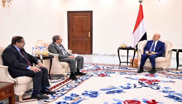 رئيس مجلس القيادة يشيد بدور السلطة القضائية في دعم برنامج الاصلاحات الشاملة
