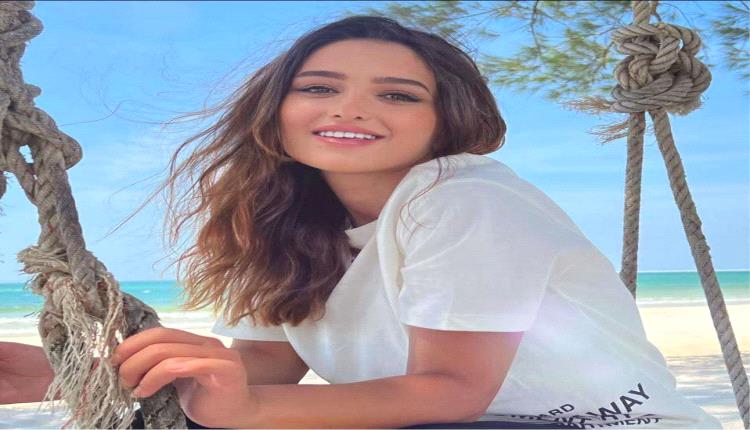 يوتيوبر شهيرة تظهر في موقع شهير باليمن وتثير إعجاب المتابعين (صورة)