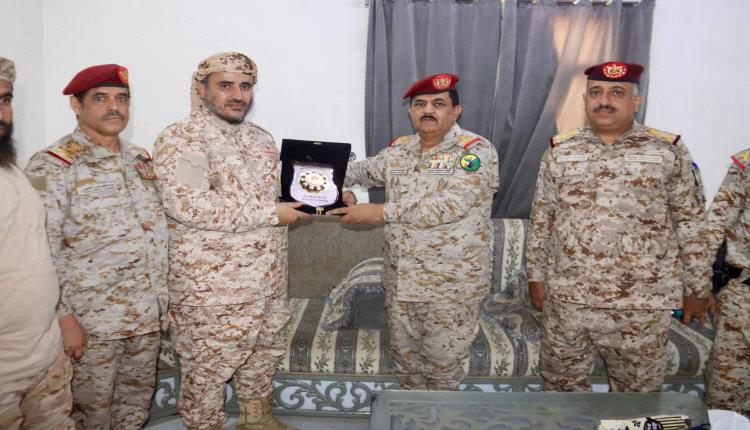 وزير الدفاع يقدم درع الوزارة لقائد قوات العمالقة الجنوبية المحرمي