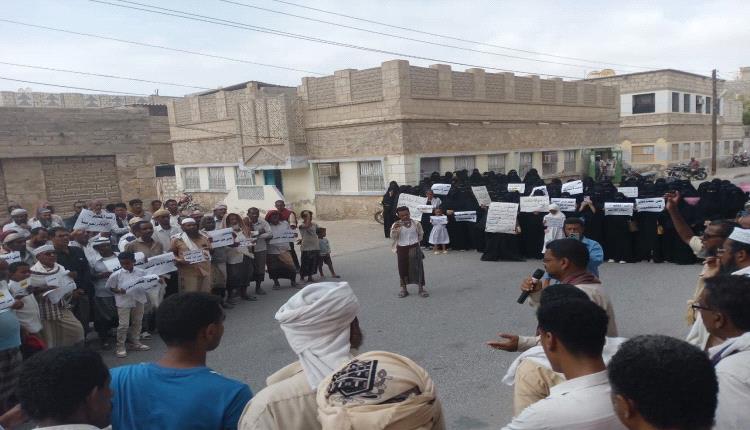 مئات المعلمين في حضرموت يتظاهرون احتجاجًا على قطع الرواتب

