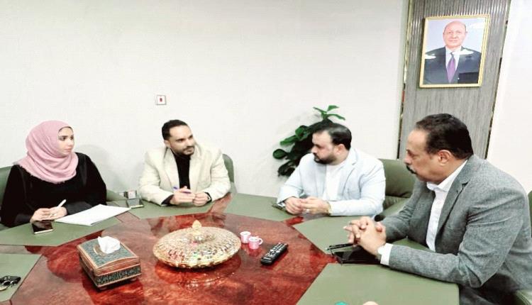 وزارة الأشغال توقع عقودًا لترميم طريق كورنيش المحافظ وصيانة الطرق المتضررة في عدن
