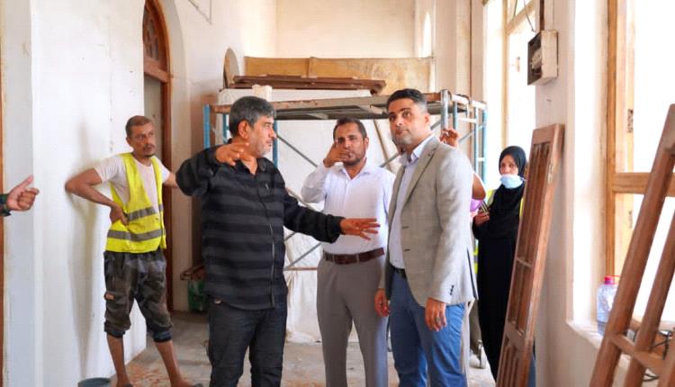 نائب وزير الإعلام والثقافة والسياحة يتفقد أعمال الترميم والتأهيل في قصر العبدلي
