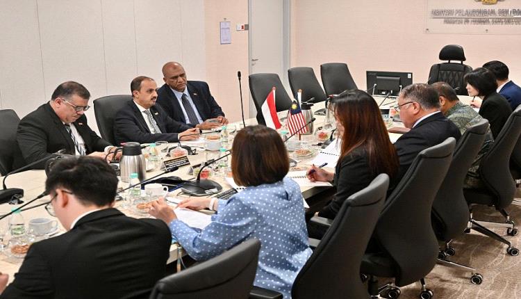 الإرياني يبحث مع نظيره الماليزي تعزيز التعاون السياحي والثقافي بين البلدين