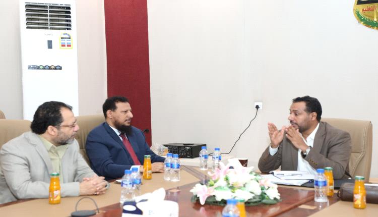 الوزير العكبري يلتقي وكيلا محافظة عدن شيخ والكاف لمناقشة استقرار الأوضاع التربوية والتعليمية 
