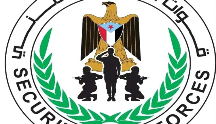 الحزام الأمني يضبط متهمًا بمحاولة اقتحام منزل في دار سعد بعدن