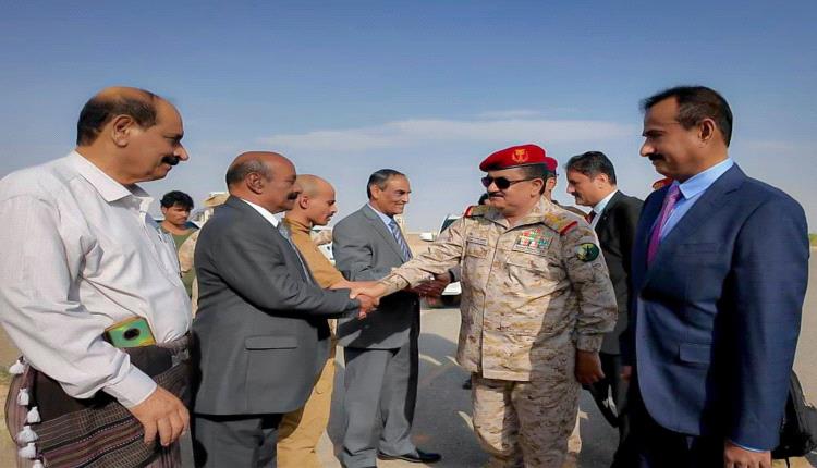 رئيس تنفيذية انتقالي شبوة يشارك في استقبال وزير الدفاع والجبواني بمطار عتق