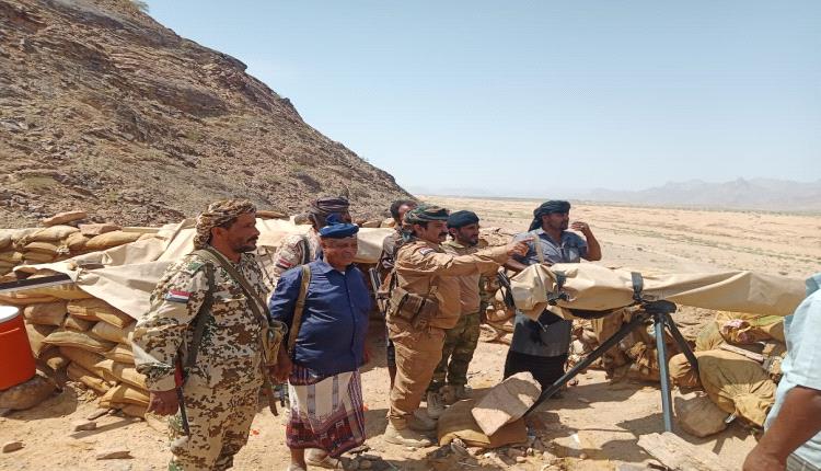 رئيس عمليات اللواء الخامس مشاه يتفقد وحدات اللواء في المواقع المتقدمة بجبهة حريب بشبوة