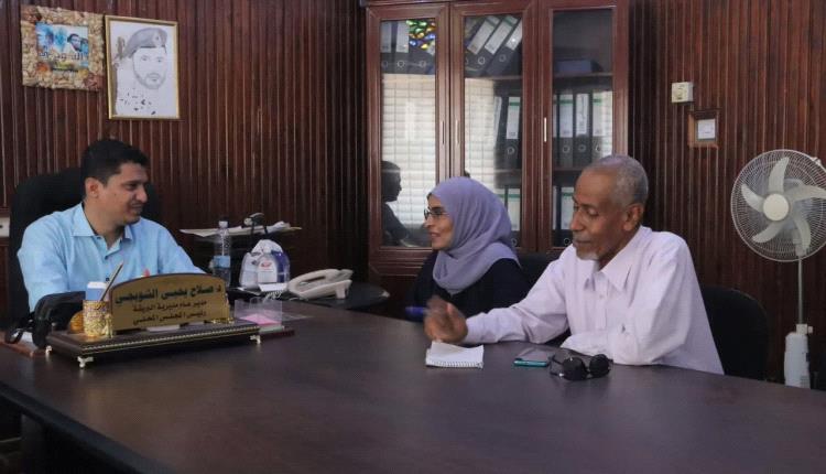 مدير عام البريقة يناقش مع مركز رؤى للدراسات مشروع « أنقذوا السلاحف » في خليج عدن