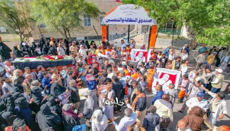 صحفي يمني : حزب الإصلاح يقـ.ـتل القتـ.ـيل ويمشي في جنـ.ـازته
