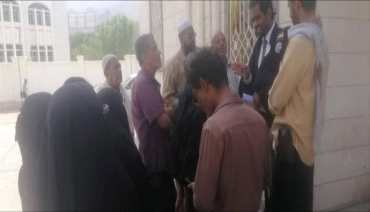 معلمو حضرموت يلجأون للقضاء لصرف رواتبهم
