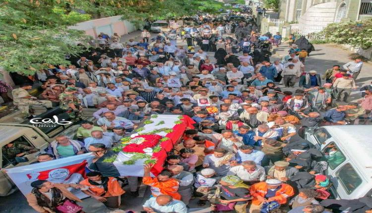 بالصور.. حشود جماهيرية غفيرة في تعز تودع الشهيدة افتِهان المشهري