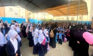 تقرير | وسط أجواء من الفرح والتفاؤل .. مدرسة المنهاج تستقبل طلابها بمناسبة العام الدراسي الجديد في مدينة إنماء  بالعاصمة عدن
