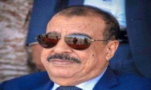 اللواء بن بريك يُعزّي في وفاة الشيخ عوض سالم لروس باعوضة