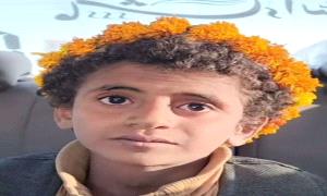براءة وسط المعاناة.. قصة الطفل اليمني التي حركت مشاعر الملايين