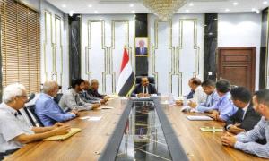 محافظ حضرموت ولجنة وزارية يبحثان آليات تطوير وتوسعة ميناء المكلا