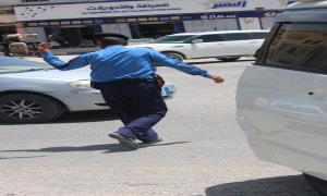 مدير عام شرطة شبوة يشيد بجهود شرطة السير ويوجه بصرف مكافأة أثناء تأدية واجبهم في الأجواء الممطرة .