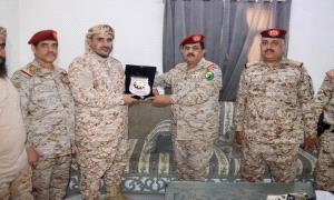 وزير الدفاع يقدم درع الوزارة لقائد قوات العمالقة الجنوبية المحرمي