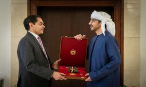 رئيس الإمارات يمنح سفير الهند وسام زايد الثاني