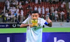 لاعب اليمن عادل عباس يُتوّج بجائزة أفضل لاعب في البطولة الخليجية للشباب