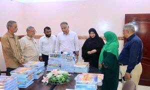 عدن .. توزيع ادوات مدرسية لمعلمين ومعلمات المعلا