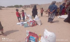 الهلال الأحمر اليمني ومنظمات المجتمع المدني يقدمون مساعدات إنسانية لأسر ضحايا احدى حُفر السيول في مديرية أحور