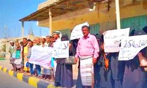 معلمو أبين يشكون استبعادهم من مكرمة الزُبيدي ويطالبون بإنصافهم