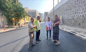 مدير صيرة يتفقد أعمال سفلتة خط البنك المركزي ضمن مشروع تصريف مياه الأمطار بعدن