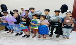 عدن : بدعمٍ من فاعل خير وبمناسبة العام الدراسي الجديد.. مؤسسة الفجر الشبابية للتنمية تدشّن توزيع الحقائب المدرسية