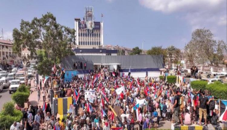 حشود عدن تعيد فتح مقرات الانتقالي في التواهي لحماية مكتسبات الجنوب

