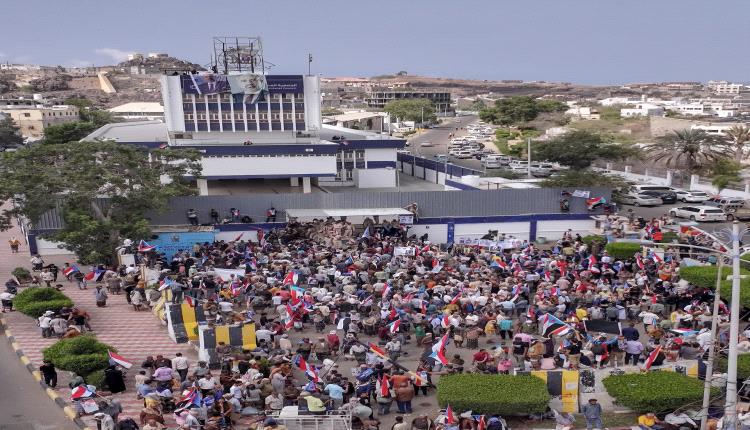 عودة صورة الرئيس الزُبيدي إلى مقر الجمعية العمومية بالتواهي

