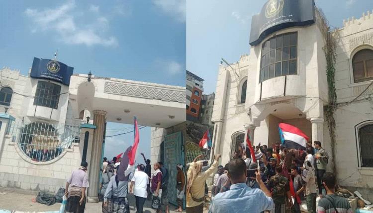 عاجل|افتتاح مقر الأمانة العامة للانتقالي بالتواهي وسط حشود جماهيرية كبيرة

