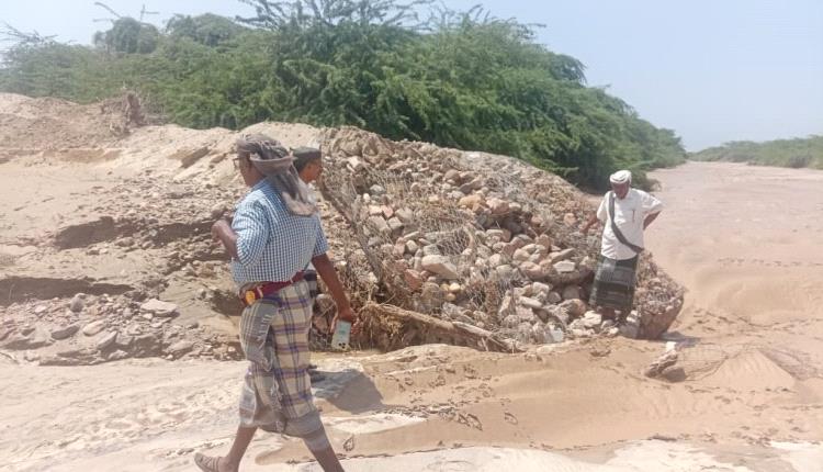 مدير عام أحور يتفقد أضرار السيول ويوجه باتخاذ إجراءات عاجلة لإعادة تأهيل الوادي والمعابر