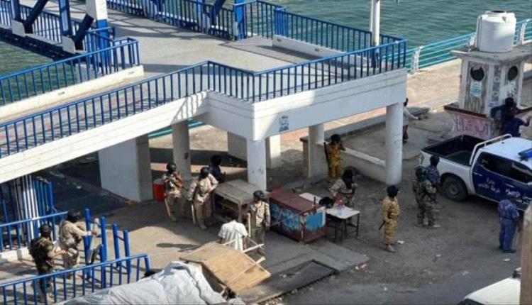 قوات الطوارئ تغلق جسر الشهيدين في المكلا لمنع وصول الحشود السلمية