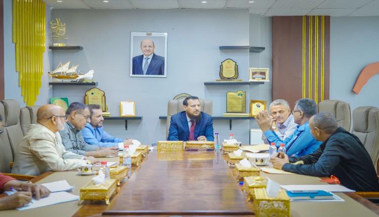 المحافظ شيخ يناقش مع قيادتي الأشغال وشرطة السير سبل تطوير العمل ومعالجة إشكاليات الطرق