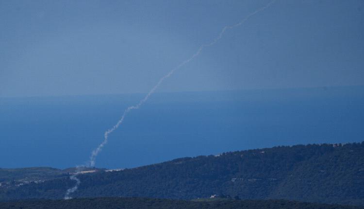 غارات إسرائ_يلية ليلية وهجمات صاروخية لحز_ب الله فجر الأحد في جنوب لبنان