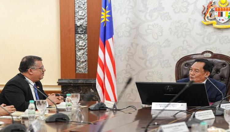 سفير اليمن في ماليزيا يبحث تعزيز العلاقات الثنائية مع رئيس مجلس الشيوخ الماليزي

