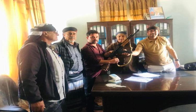 مدير عام الشعيب يكرم محمد مدين الكريحي بعد فوزه بمزاد طريق الشهيد الانعمي