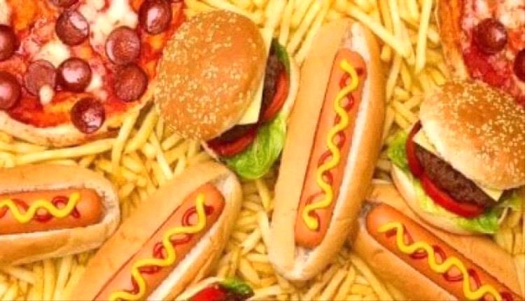 أطعمة مصنعة تضاهي أضرار التدخين.. تعرف عليها..