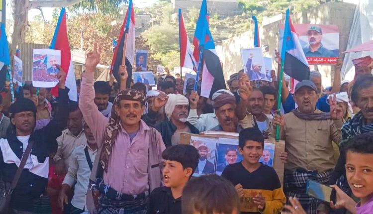 انتقالي سرار ينظم مسيرة تضامنية مع أبناء حضرموت وتنديداً بالانتهاكات