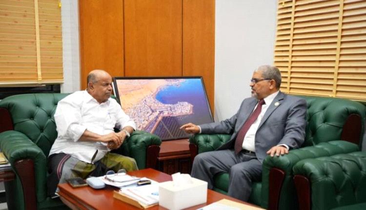 الخنبشي يتفقد أوضاع جامعة حضرموت ومكتب الشؤون الاجتماعية

