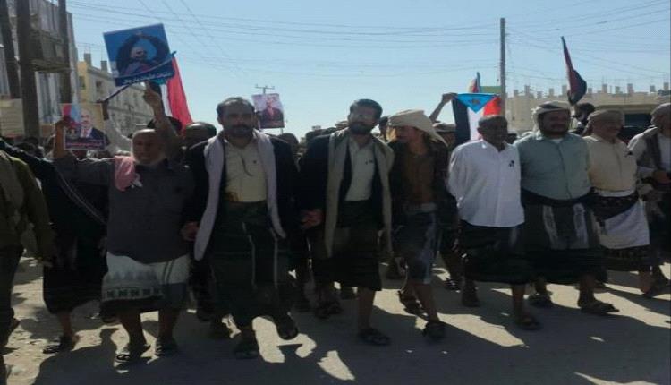 شبوة تتضامن مع حضرموت بمسيرة جماهيرية احتجاجاً على استهداف المكلا

