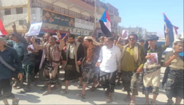 عزان تنتفض.. مسيرة جماهيرية حاشدة في شبوة تضامناً مع حضرموت وتنديداً بانتهاكات المكلا