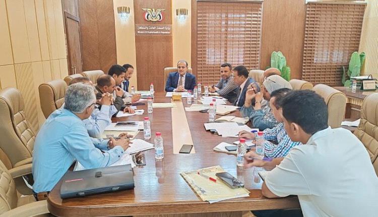 وزير الصحة يناقش إصلاح التعليم الصحي وتطوير المعاهد في عدن

