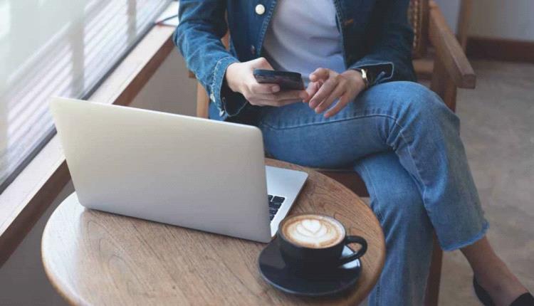 وضعية تقاطع الساقين.. هل تضر بصحتك؟